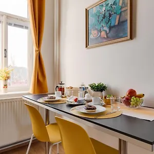 sunshine-apartment-near-the-city-center.praguehotelsweb.com/